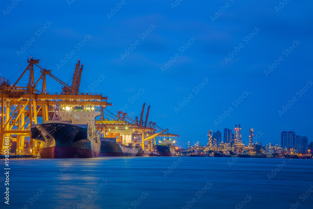 Obraz premium Container loading in terminal