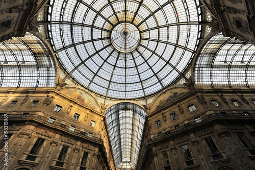 Vittorio Emanuele II Gallerie  Glaskuppel aus der Arkade gesehen  erste   berdachte Einkaufspassage der Welt des Architekten Giuseppe Mengoni  1872  Mailand  Milano  Lombardei  Italien  Europa    ffentl