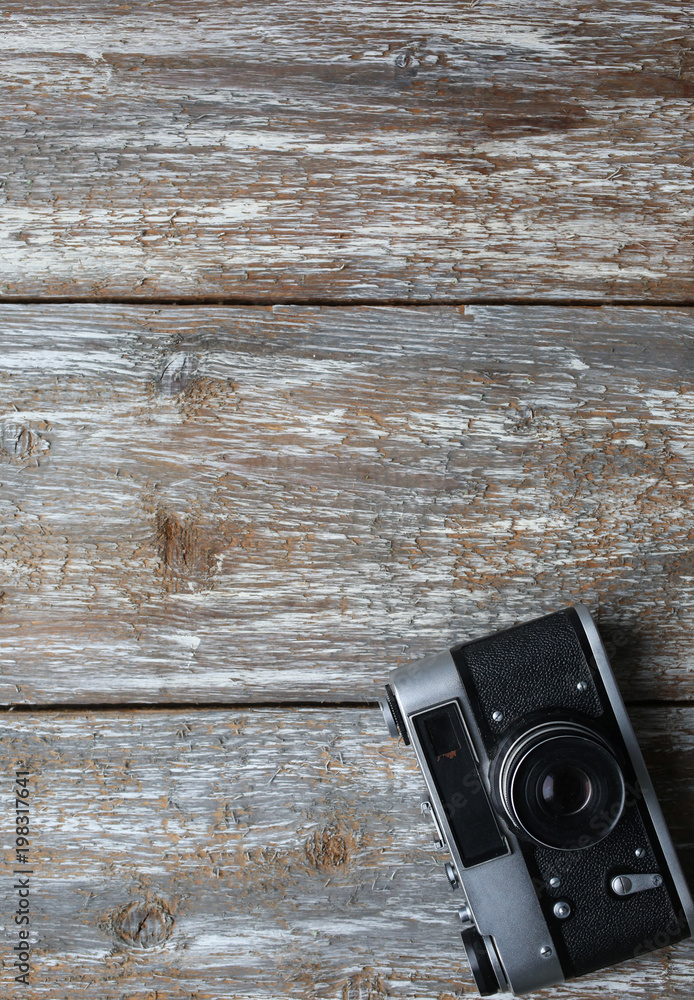 Old photo camera on old wooden texture. Vintage film cameras on background.  Retro and antique vertical photography. foto de Stock | Adobe Stock