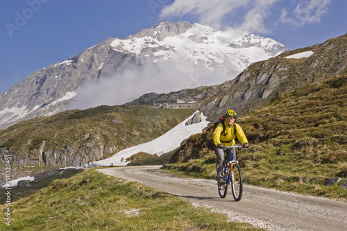 Fototapeta Naklejka Na Ścianę i Meble -  Mountainbiketour in Südtirol