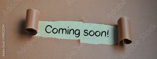 Napis " Coming soon" w ramce z papieru