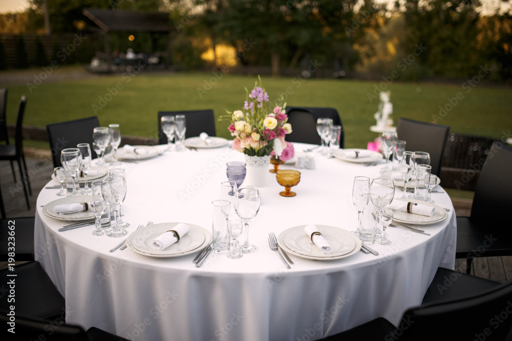 Fototapeta premium Formal dinner service at a outdoor wedding banquet