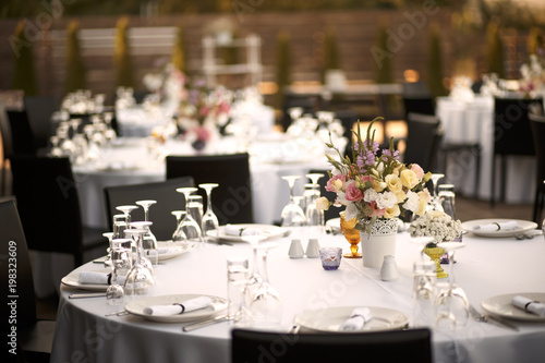 Foto Formal dinner service at a outdoor wedding banquet