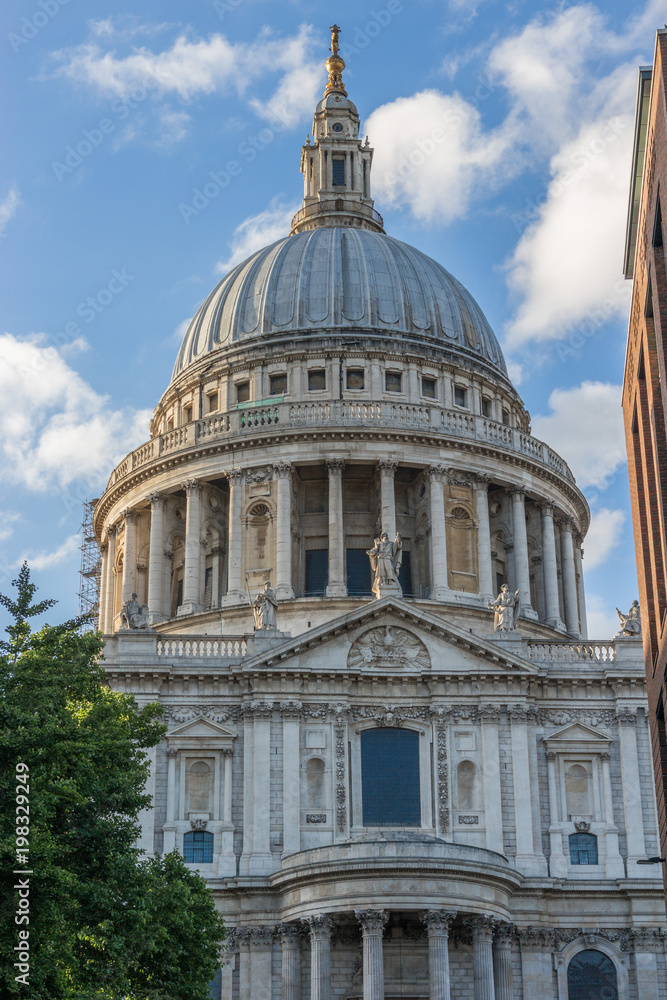 Fototapeta premium St. Paul's Cathedral, London, under a blue summer sky