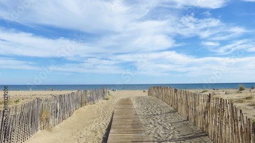 Chemin d   acc  s    la plage de Marseillan  France 