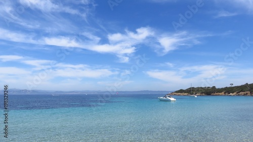 Eaux turquoise de la mer Méditerranée entourant l’île paradisiaque de Porquerolles (France)