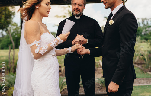 Foto Couple exchanging vows on wedding ceremony