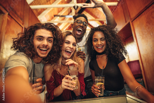 Canvas Print Group of friends taking selfie at night club party