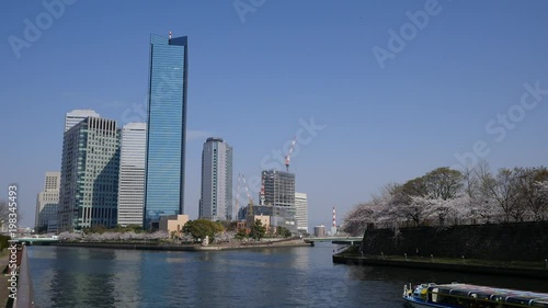 寝屋川を航行するアクアライナーとOBPのビル群