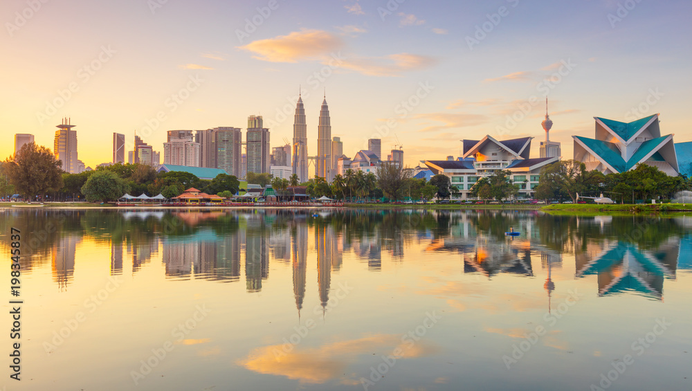 Naklejka premium Wschód słońca Panoramiczny widok na miasto Kuala Lumpur, Malezja