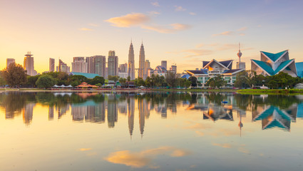 Tableau sur plexiglas Kuala Lumpur Aurore panoramique sur Kuala Lumpur  © Taiga