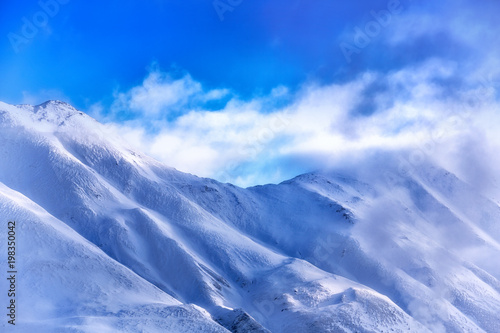 snowcapped mountains © Videografic