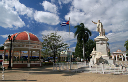 Cuadro en lienzo Statue of José Martí, Old town, Cienfuegos, Cuba