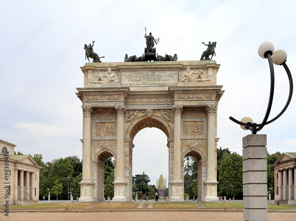 Obraz premium Italy, Milan historic quarter - Arch of the Peace at the Piazza Sempione square near the Castello Sforzesco castle