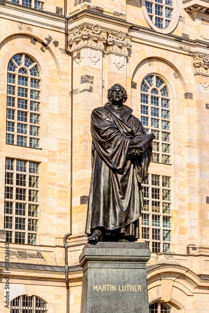 Fototapeta premium Frauenkirche am Neumarkt in Dresden mit dem Martin-Luther-Denkmal