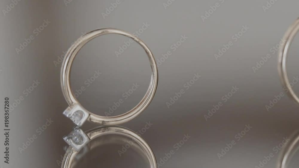Wedding rings on a homogeneous background Wedding rings on a homogeneous background