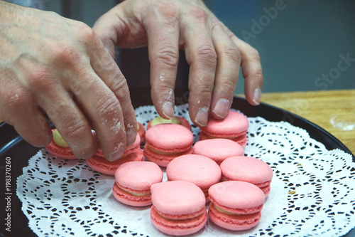 Tableau sur toile chef with macaroons on tray at bakery