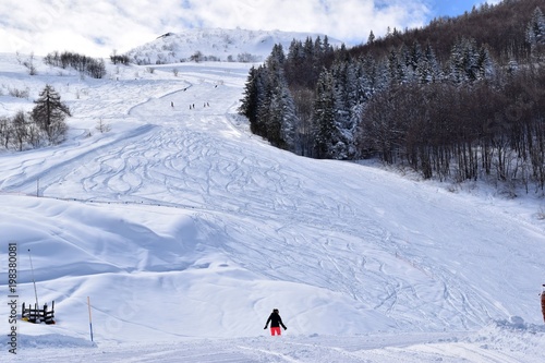 pista da sci con sciatori