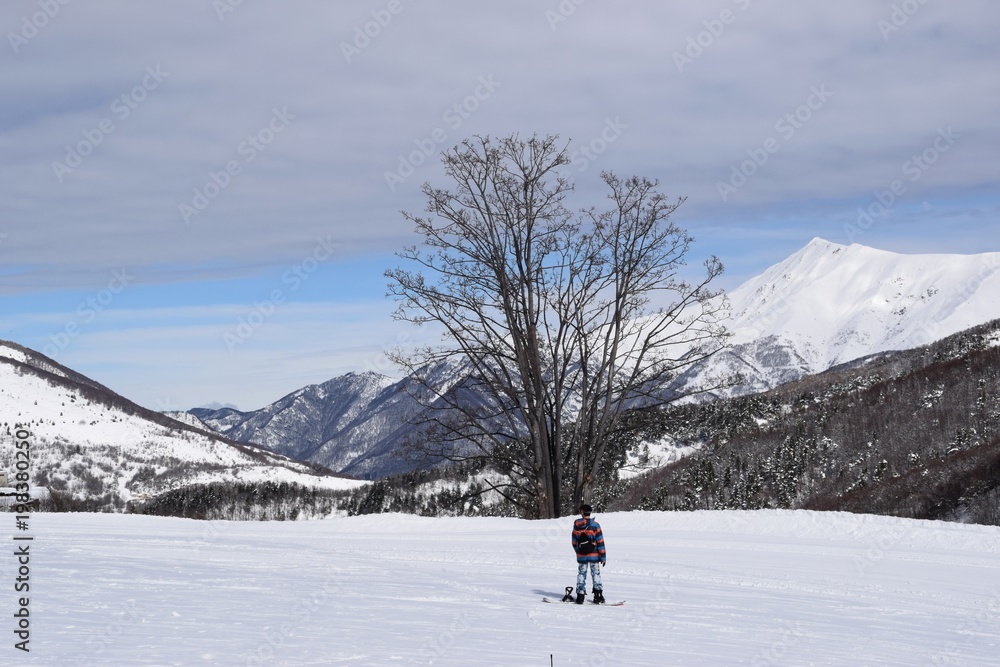 Montagne innevate e piste da sci a Limone Piemonte in Italia