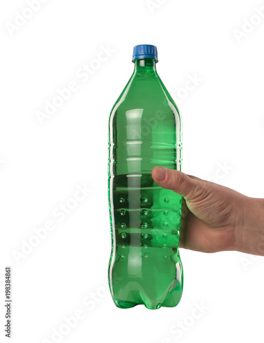 zielona butelka z napojem w ręku