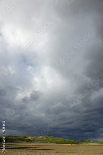 regenwolken über dem petersberg bei gau-odernheim