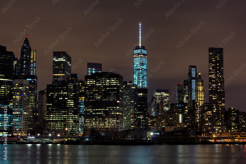 Obraz premium Wgląd nocy centrum Manhattanu z parku Brooklyn Bridge
