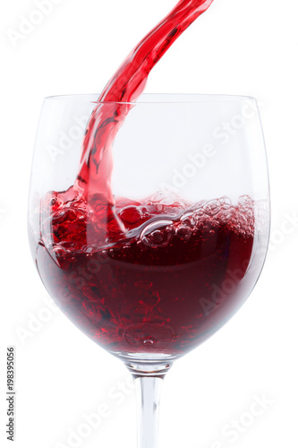 Wein einschenken eingießen Hochformat Rotwein freigestellt Freisteller