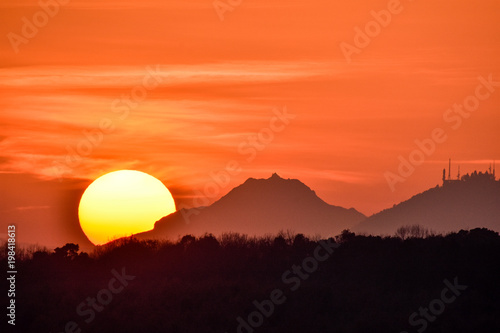 雲仙普賢岳と金峰山に沈む夕日　Sunset over Unzen Futenakake and　Kinpōzan  Mountain　(九州　長崎県・熊本県) photo