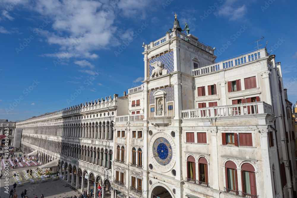 ベネチア、サン・マルコ広場の時計塔と行政館