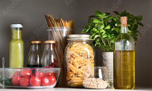 Foto Kitchen pantry with italian food products.