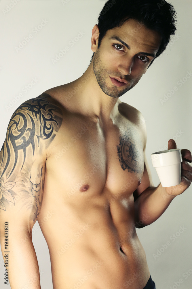 Bel homme sexy tenant une tasse à café Stock Photo | Adobe Stock