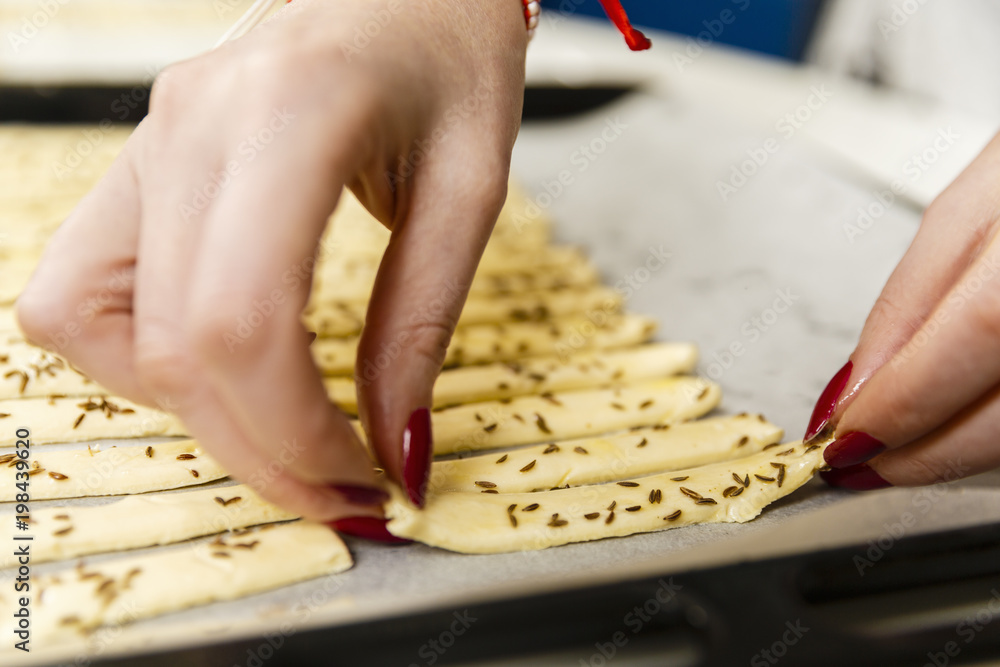 Obraz premium Woman preparing a pastry at home in the kitchen