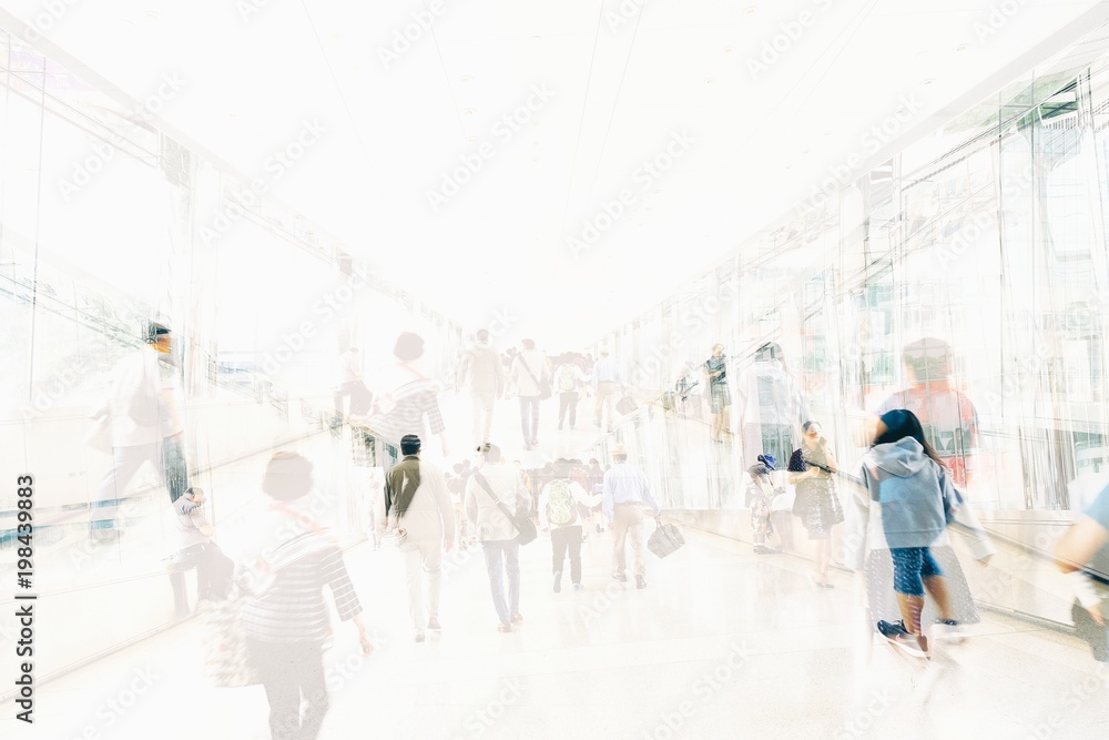 Obraz premium Menschen in einer Passage 