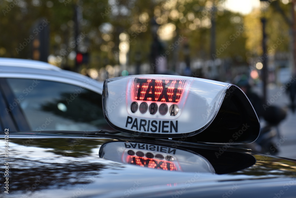Obraz premium Chapeau de taxi parisien occupé