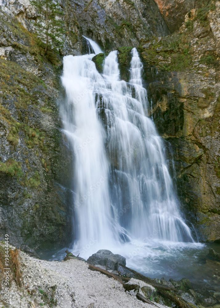 Wasserfall zwischen Felsen, Österreich, Wanderweg