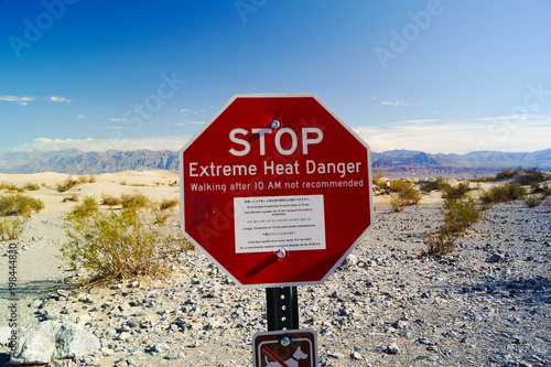 Hitzegefahr Warnschild in der Wüste Death Valley