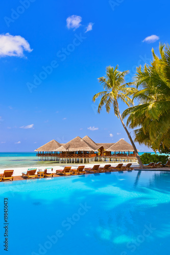 Fotografia Pool and cafe on Maldives beach