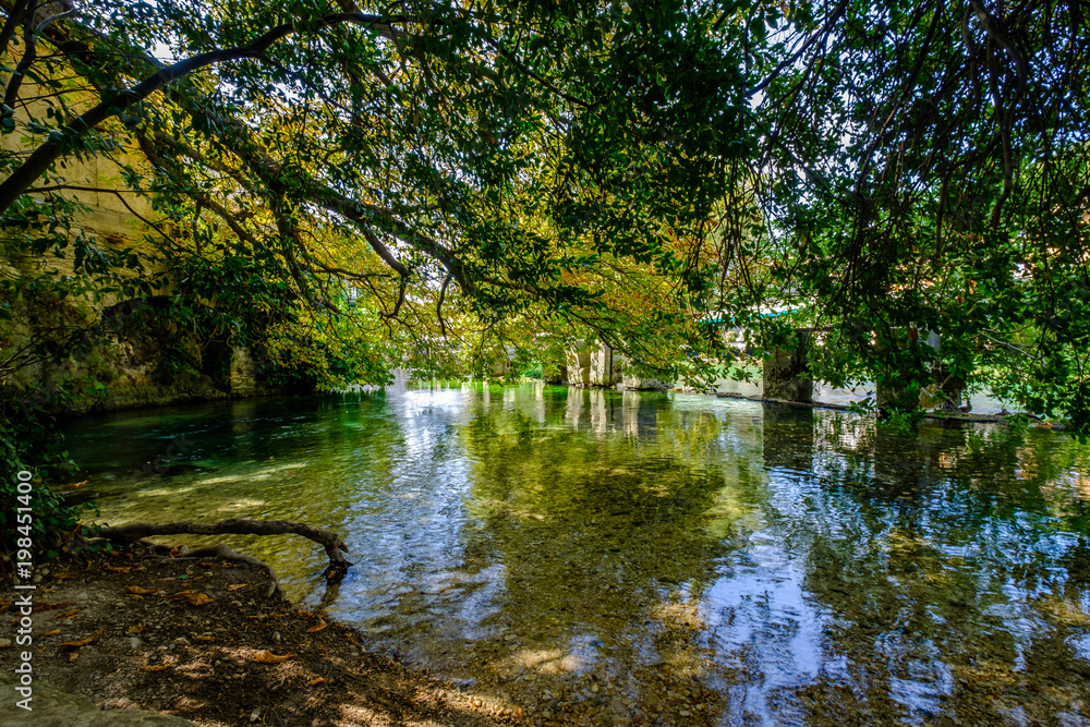 Village de Fontaine-de-Vaucluse. Provence. France. Vue sur la rivière Sorgue. Village de Fontaine-de-Vaucluse. Provence. France. Vue sur la rivière Sorgue.