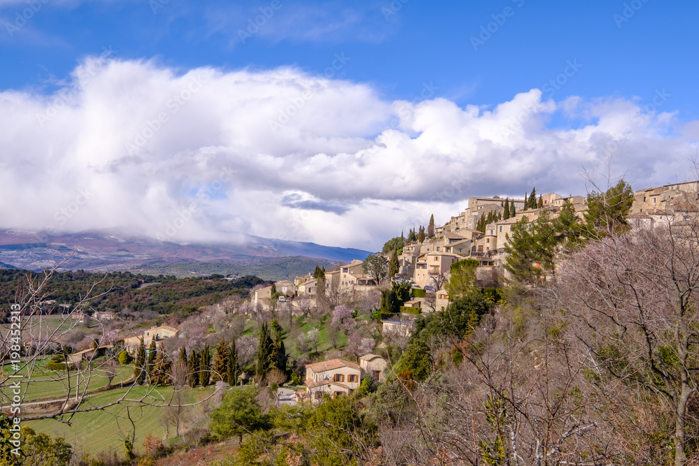 Vue sur le village de Lurs et la montagne de Lure au printemps, Provence, France. 	