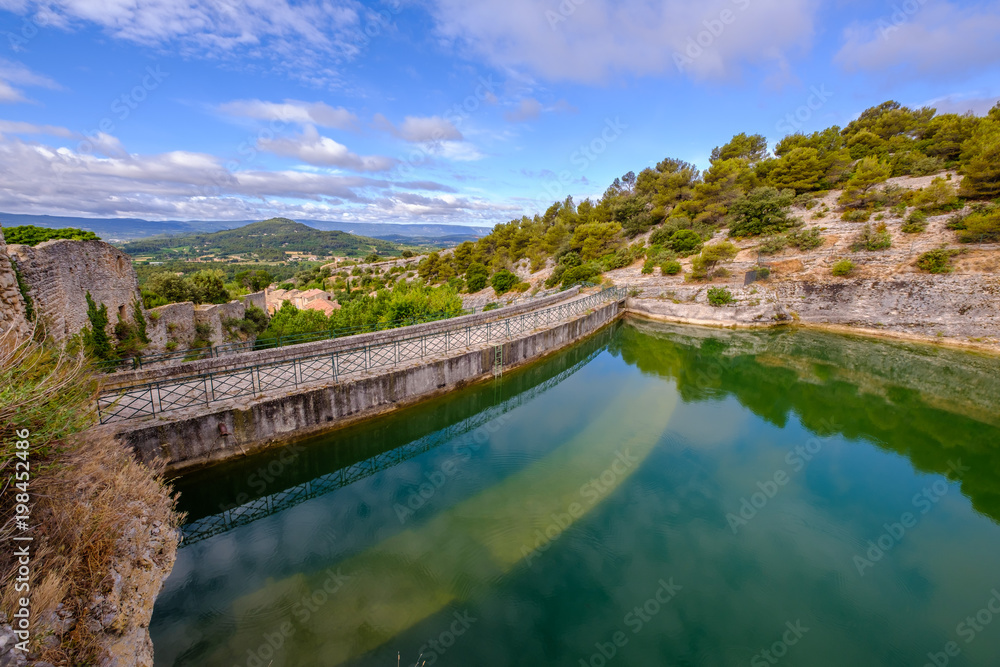 Vue depuis le sommet du village de Saint-Saturnin-les-Apt sur la Barrage et retenue d'eau, Provence, France.