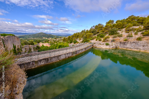 Vue depuis le sommet du village de Saint-Saturnin-les-Apt sur la Barrage et retenue d eau  Provence  France.