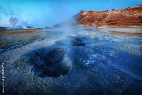 Am Anfang der Zeit. Schlammquellen in einem Geothermalfeld in Island im Sonnenaufgang_002 photo