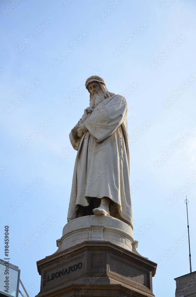 Fototapeta premium Statue of Leonardo da Vinci in Milan