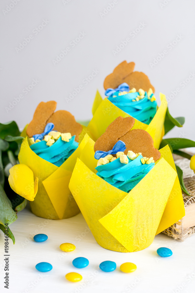 Obraz premium Easter cupcakes with blue cream