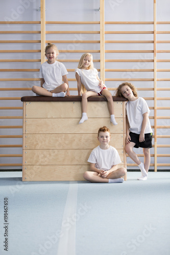 Canvas Print Happy children on wooden box