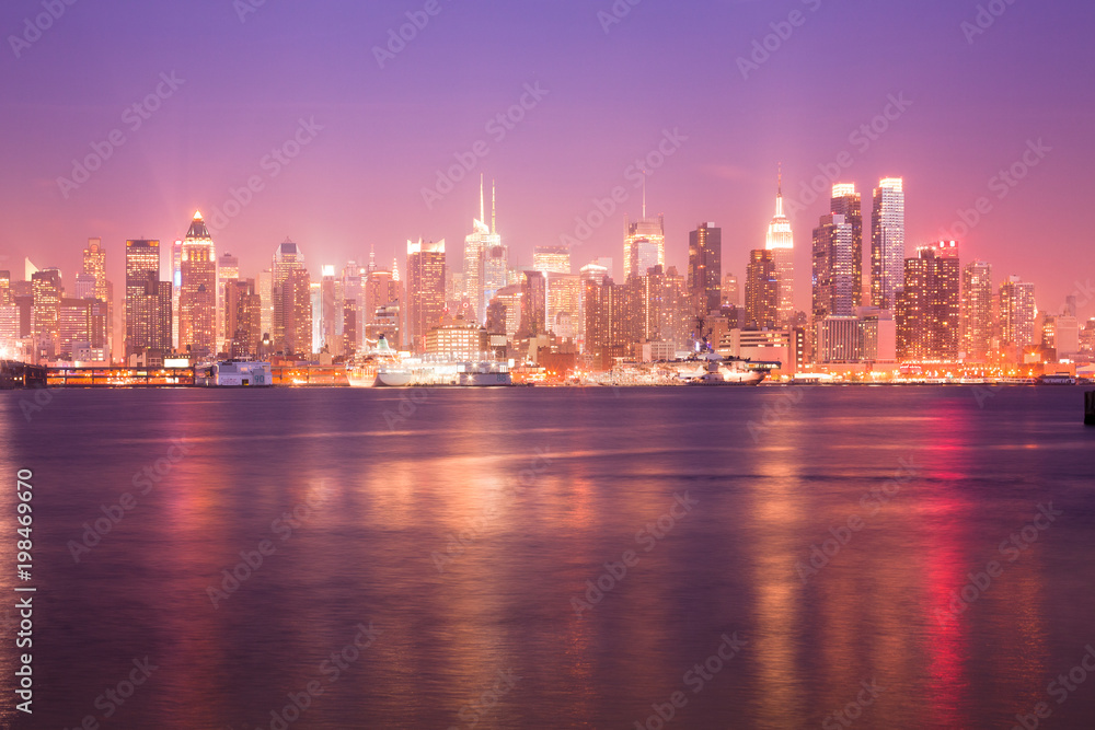 Naklejka premium Refleksja nad rzeką Hudson i panoramą środkowego Manhattanu, Nowy Jork, Nowy Jork, USA