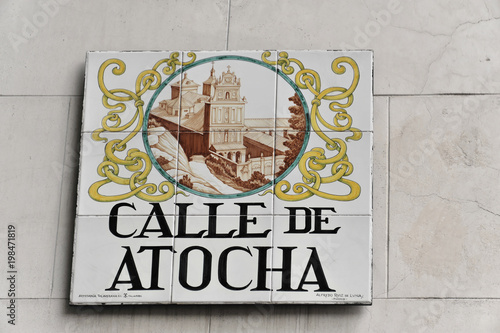Straßenschild aus Kacheln, Calle de Atocha, Madrid, Spanien, Europa