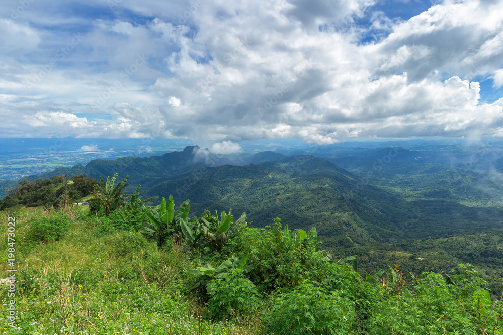 Fototapeta premium Panoramiczny widok na pasmo górskie na szlaku przyrody w Parku Narodowym Khao Kho w Phetchabun, Tajlandia.
