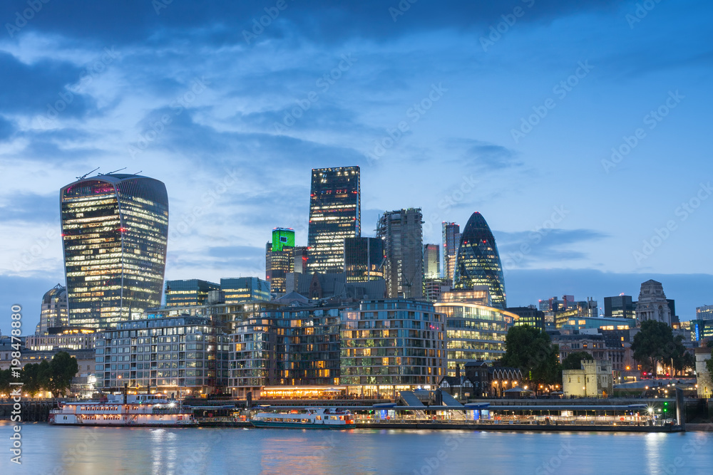 Fototapeta premium Thames embankment and london skyscrapers in City of London after sunset