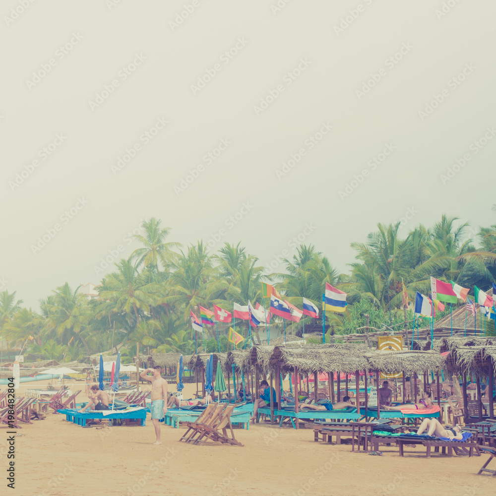 Obraz premium Flags of different countries on the beach in Hikkaduwa.